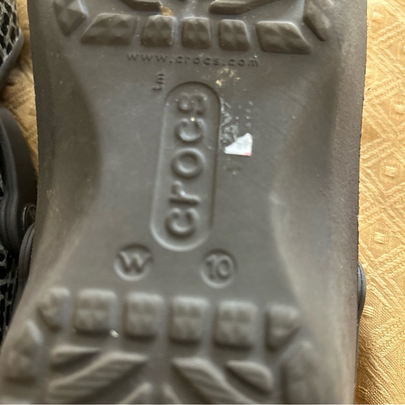 Crocs women's shoes in size 10. - Picture 7 of 7